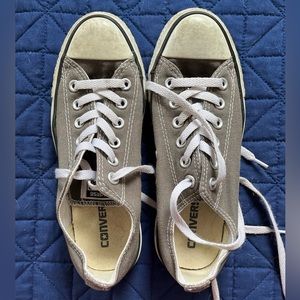 Used Converse sneakers, gray color, size women’s 7